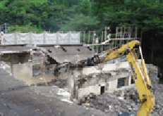 庄内中学校庄和寮の解体工事中の画像