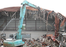 大分市立神崎中学校旧屋内運動場の解体工事中の画像